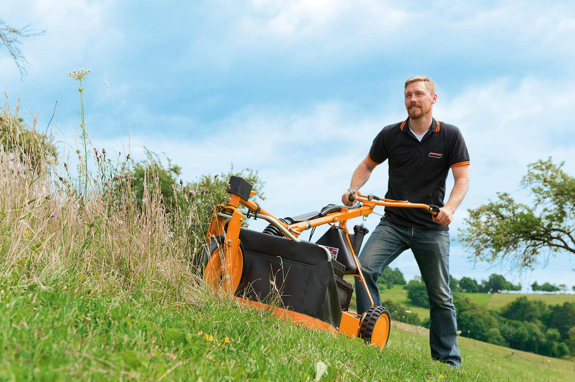 Hochgrasmaeher-maeht-im-Garten-AS-MOTOR-AS-26-2T-U1-180919-AS26-2TESqdKiLKWQu5RBT Hochgrasmäher AS-MOTOR Allmäher AS 26 2T ES, Imagebild 1