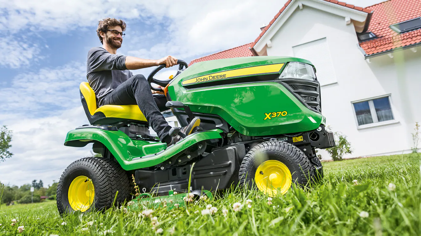 JOHN DEERE Rasentraktor X370