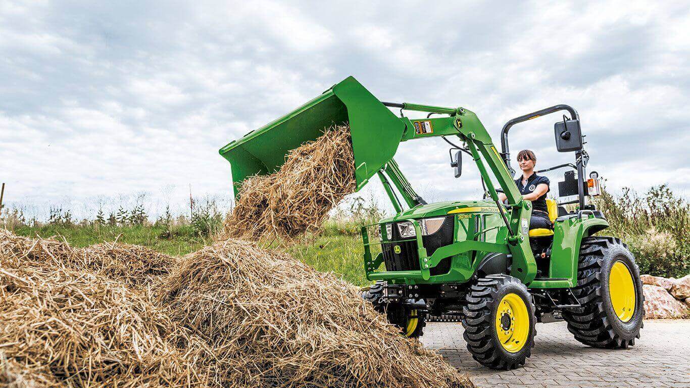 JOHN DEERE Kommunaltraktor 3038E