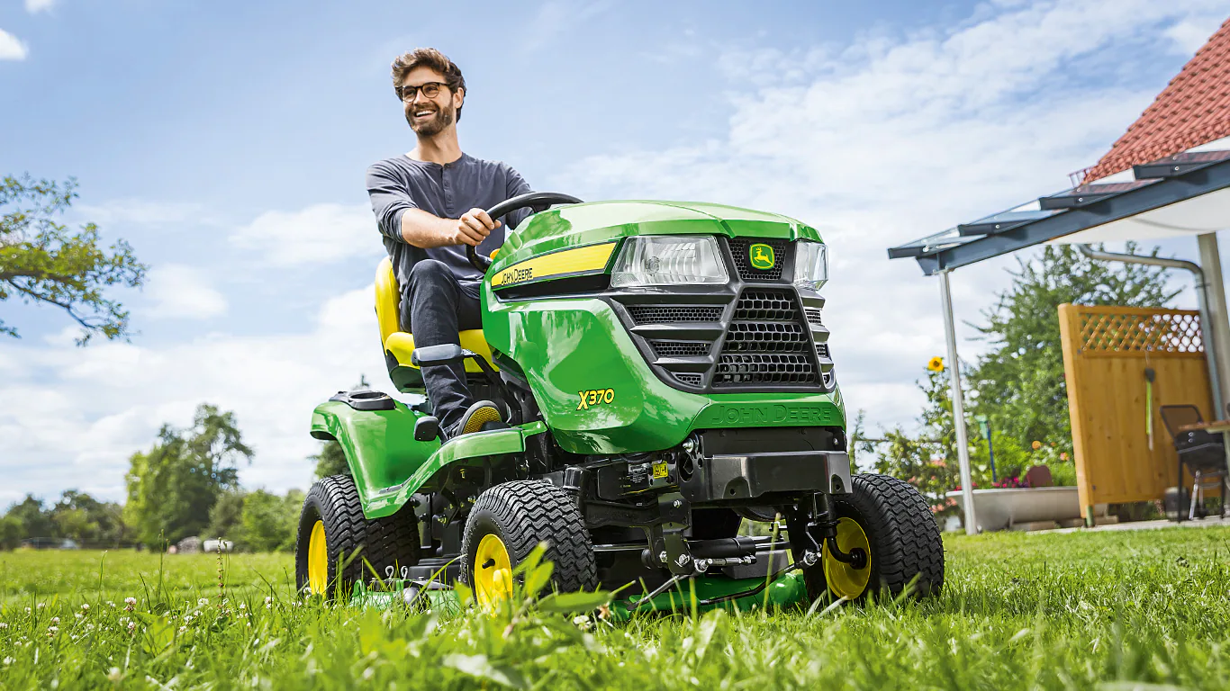 JOHN DEERE Rasentraktor X370